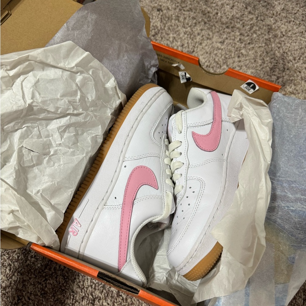 NIKE AIR FORCE 1 LOW RETRO WHITE/PINK